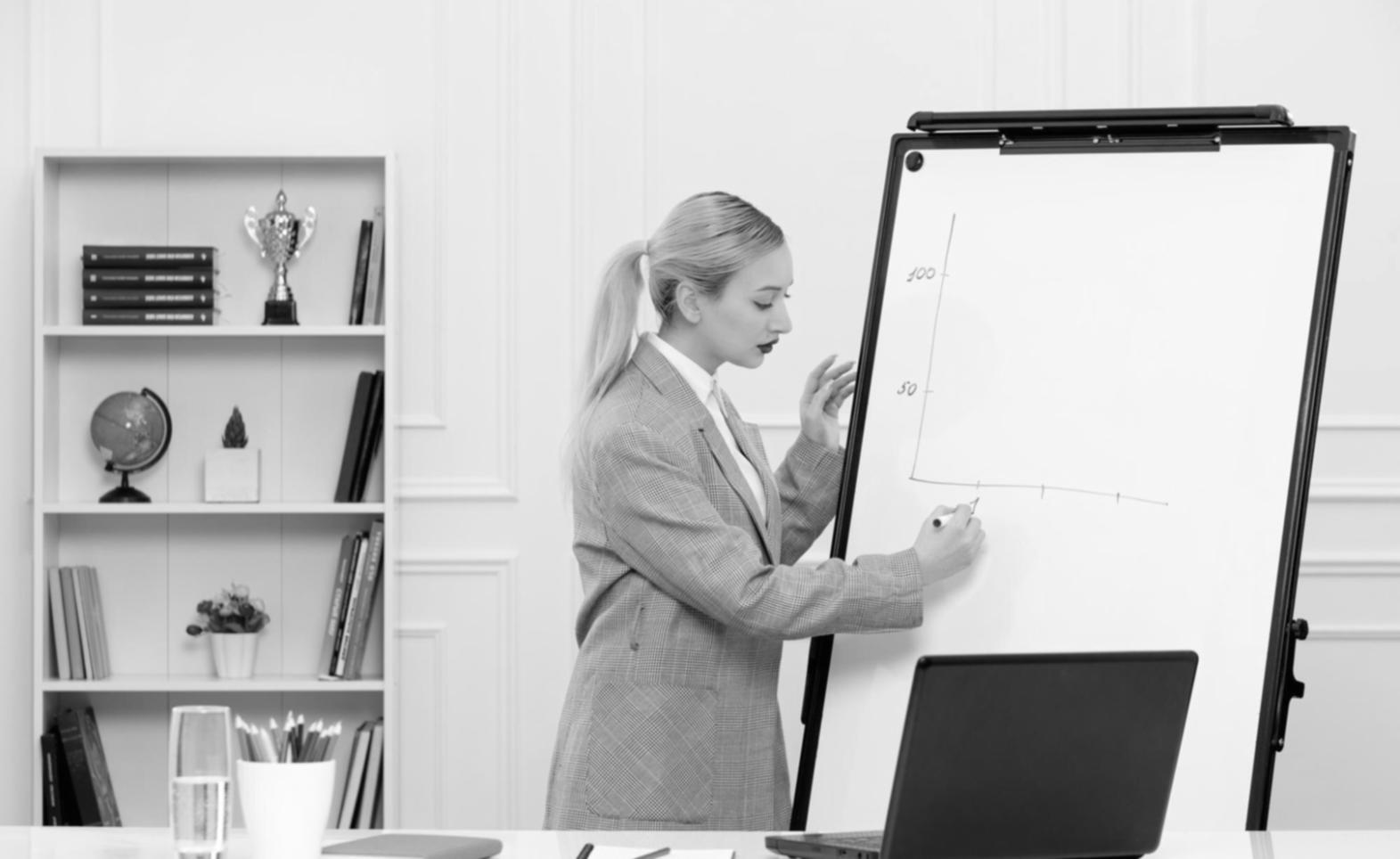 Estudiante revisando sus finanzas personales con método minimalista